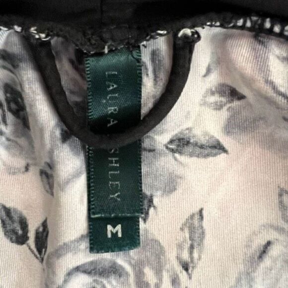 Laura Ashley Navy and White Floral Robe. Size Medium - Picture 2 of 5